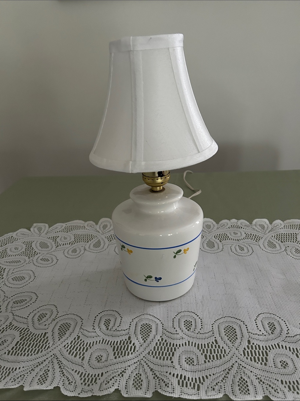 Vintage White Ceramic Table Lamp with Blue and Yellow Floral Trim 12.5 in